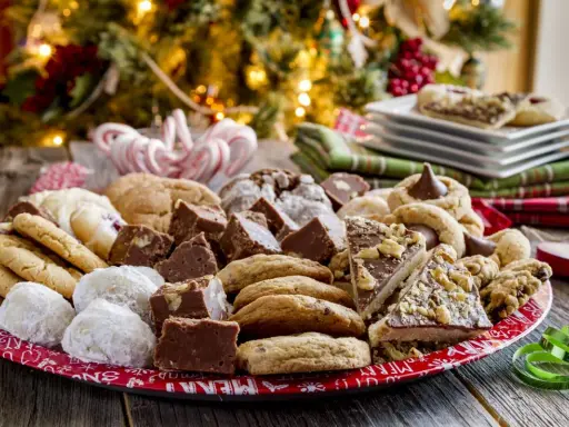 Bandeja festiva con dulces navideños: galletas, fudge de chocolate y más. ¡Perfecta para aprender como preparar una bandeja de dulces navideños!