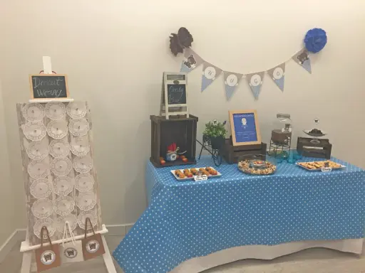 Mesa de dulces con temática de ositos, llena de mini magdalenas, galletas y otros bocadillos. ¡Una fiesta con botes de chuches caseros!