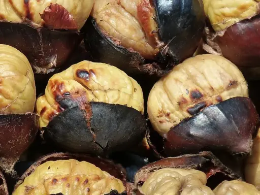 Castañas asadas en freidora de aire, doradas y listas para disfrutar.