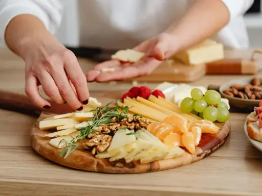 Tabla de quesos, frutas y frutos secos, ideal para un picoteo fácil y rápido.