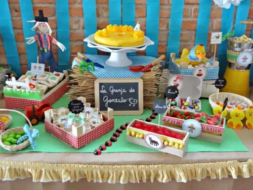 Mesa de chuches temática de granja para cumpleaños. Ideas para como hacer una mesa de chuches para cumpleaños con dulces, galletas y decoración rústica.