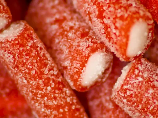 Dulces rojos con azúcar, como se hace el regaliz rojo.
