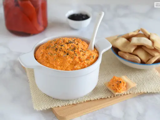 Dip de pimientos asados con pan de pita, perfecto para tus snacks de cine.