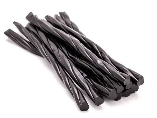 Un montón de regaliz negro retorcido. Es bueno comer regaliz negro para un dulce sabor.