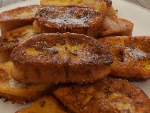 Torrijas de España, doradas y espolvoreadas con azúcar, un dulce tradicional.