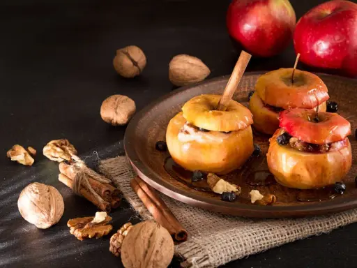 Manzanas al horno con canela y nueces, un postre casero y reconfortante.