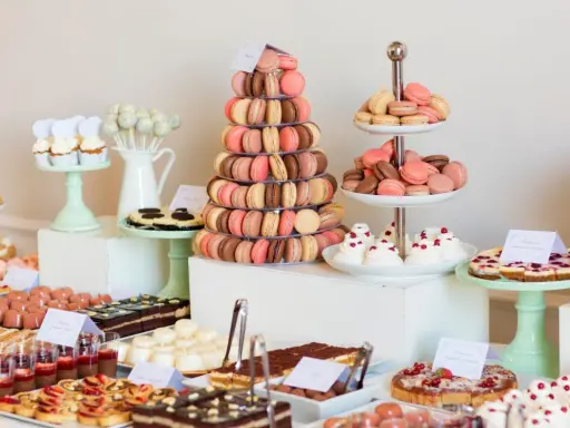 Mesa de dulces para boda: macarons, pasteles, cupcakes y más. ¡Ideas para como hacer un candy bar para boda inolvidable!