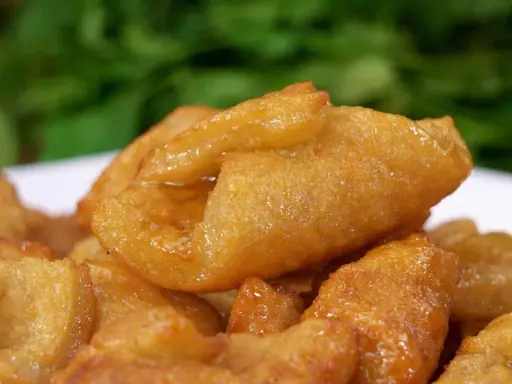 Pestiños caseros, dorados y brillantes, listos para disfrutar. Una deliciosa receta tradicional.