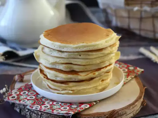 Pila de tortitas esponjosas, perfectas para tu próxima receta.