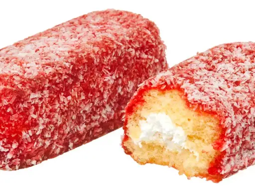 Dos pastelitos enrollados cubiertos de coco rallado y glaseado rojo, un clásico de los dulces de Estados Unidos.