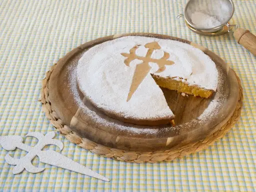 Tarta de Santiago, una de las chuches típicas de España, espolvoreada con azúcar glas y decorada con la Cruz de Santiago.