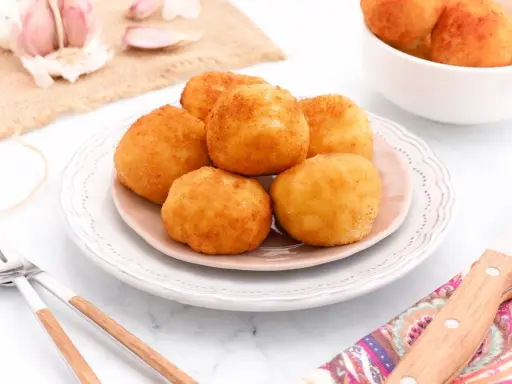 Deliciosas croquetas de gambas al ajillo, doradas y crujientes, listas para disfrutar.