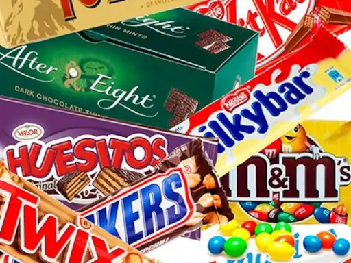 Un surtido de chocolatinas famosas: After Eight, Twix, Snickers, Huesitos, Milkybar y M&M's.