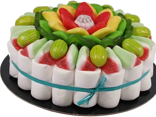 Tarta de chuches sin corcho, decorada con malvaviscos, gominolas rojas, amarillas y verdes, y caramelos con forma de sandía.