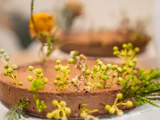 Tartas con formas de jardín, decoradas con flores y ramas verdes.
