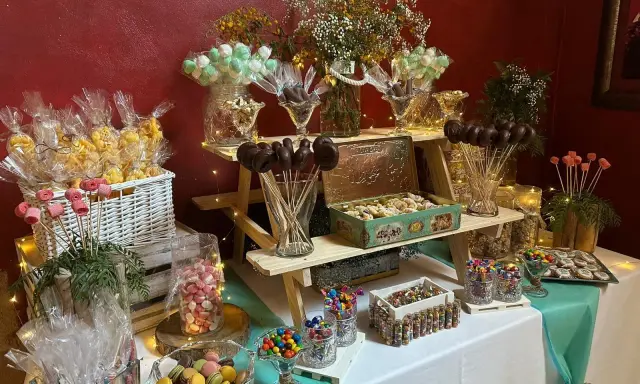 Mesa dulce para comunión de niño: palomitas, galletas, macarons, caramelos y cake pops. ¡Ideas dulces para un día especial!
