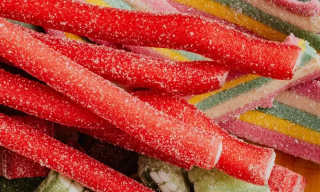 Palitos rojos cubiertos de azúcar y caramelos de colores, ¡así que llevan las chuches!