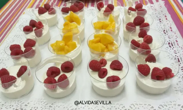 Deliciosos postres individuales con crema y frambuesas o mango, una alternativa chuches cumpleaños colegio perfecta.