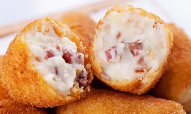 Croquetas cremosas con trocitos de jamón, listas para freír. Los ingredientes perfectos para unas croquetas caseras.