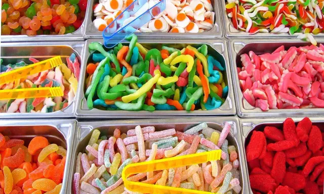 Variedad de tipos de xuxes: gusanitos de colores, dientes rosas, ositos blancos y naranjas, y más.