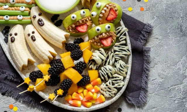 Brochetas de frutas y dulces para Halloween: plátanos fantasma, manzanas monstruosas y moras. ¡Una fiesta terroríficamente deliciosa!