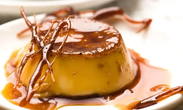 Delicioso flan de hielo con caramelo líquido y hebras crujientes de azúcar.