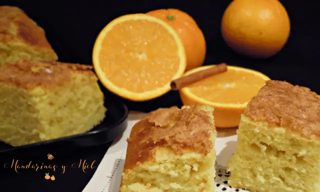 Deliciosa coca de naranja esponjosa, con naranjas frescas y una rama de canela. ¡Perfecta para disfrutar!