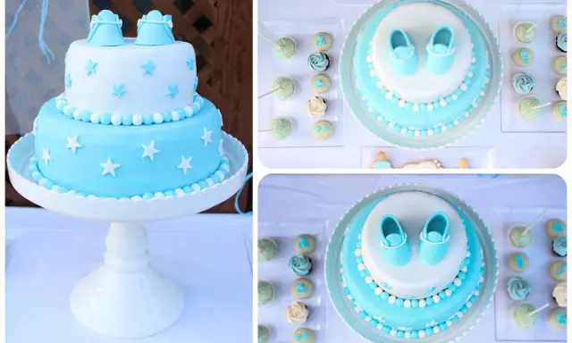 Deliciosas tartas de gominolas para bautizos, decoradas con estrellas y zapatitos de bebé en tonos azules y blancos.