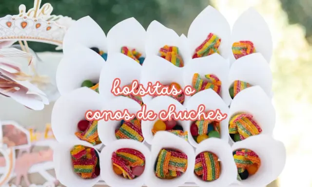 Conos blancos llenos de diferentes tipos de chuches, como gominolas arcoíris y bolitas de colores.