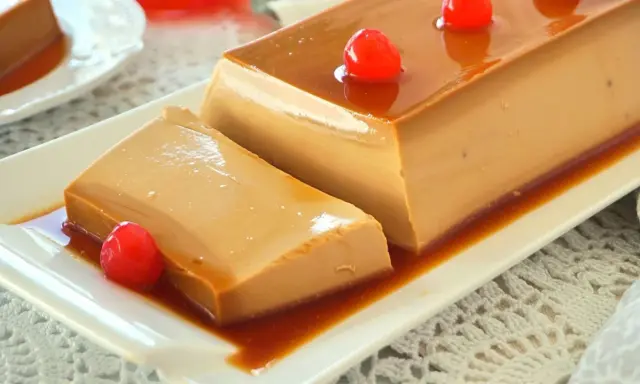 Delicioso flan de café sin horno, con caramelo líquido y cerezas rojas, listo para disfrutar.