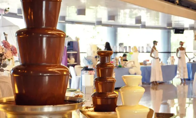 Fuente de chocolate lista para una fiesta. La receta perfecta para un evento dulce.