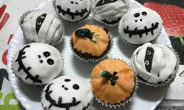 Deliciosas magdalenas de Halloween para niños: fantasmas sonrientes, momias aterradoras y calabazas. ¡Perfectas para una fiesta espeluznante!