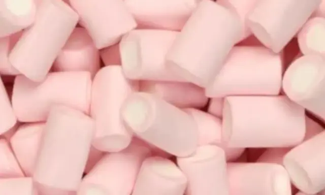 Montón de esponja chuche rosa, suaves y dulces, perfectas para una fiesta o un postre.