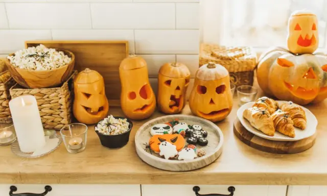 Calabazas talladas, palomitas y galletas decoradas, ¡una mesa llena de dulces típicos de Halloween!