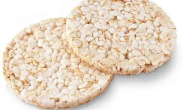 Dos tortitas de arroz inflado, crujientes y listas para untar.