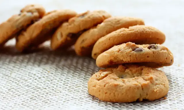 Una pila de galletas caseras con chispas de chocolate, recién horneadas y listas para disfrutar.