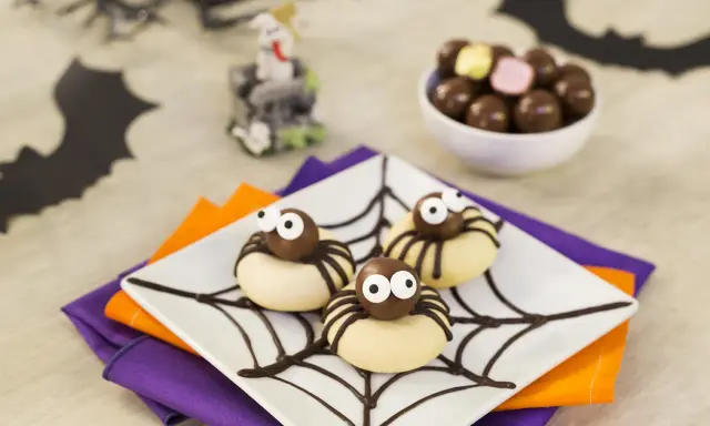 Deliciosas arañas de chocolate, perfectas para aprender como hacer arañas de chocolate para Halloween. ¡Son adorables y sabrosas!