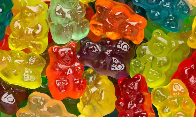 Ositos Haribo de colores vibrantes, un festín visual que evoca el origen de estas golosinas icónicas.