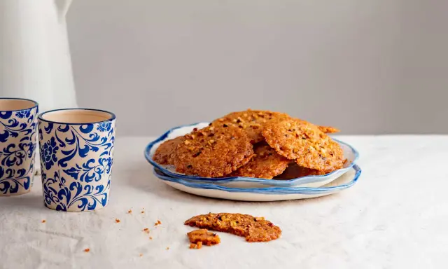 Deliciosas galletas de jengibre de Navidad, crujientes y doradas, con trocitos de frutos secos. Perfectas para acompañar un café.