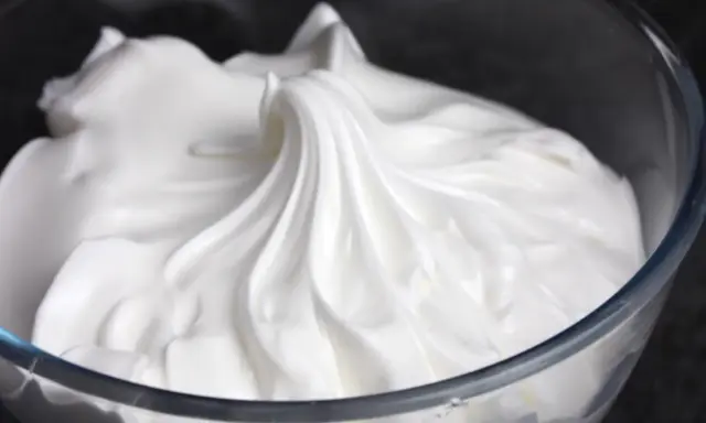 Merengue perfecto y esponjoso, listo para decorar postres. ¡La Thermomix lo hace fácil!