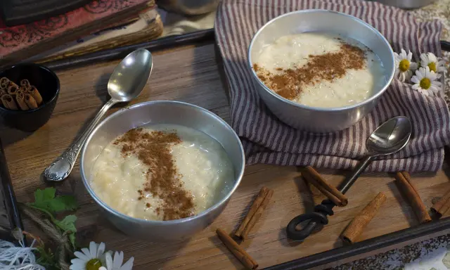 Dos cuencos de cremoso arroz con leche, espolvoreado con canela, listos para disfrutar. Un postre perfecto hecho con Thermomix.