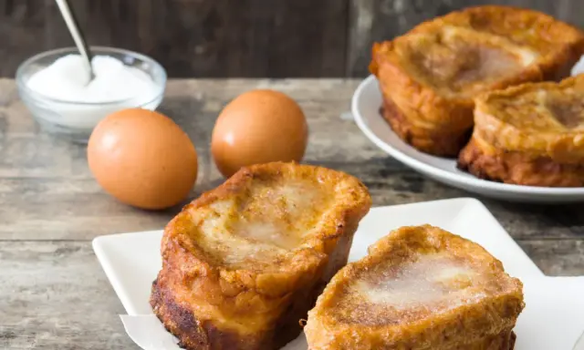 Torrijas caseras hechas con pan brioche, huevos y azúcar. Un dulce perfecto para disfrutar en cualquier momento.
