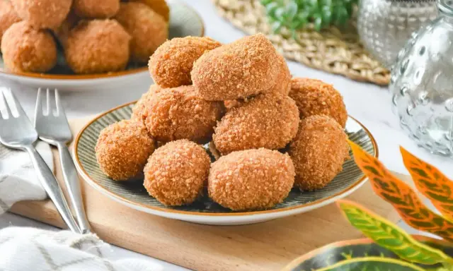 Deliciosas croquetas de jamón, un clásico de la receta española, doradas y crujientes, listas para disfrutar.
