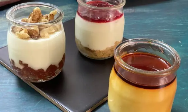 Tres postres individuales en frascos: uno con nueces y mermelada, otro con galleta y frutos rojos, y un flan de queso sin horno con caramelo.
