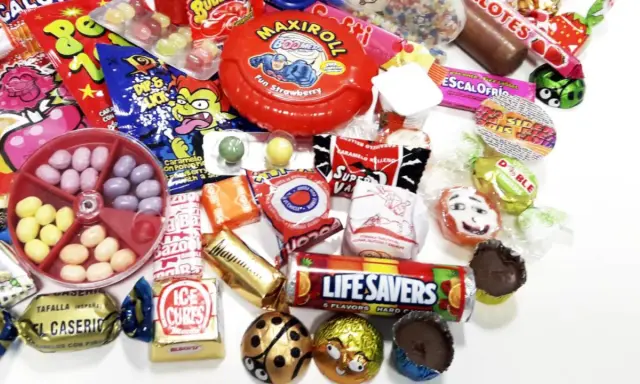 Un surtido de chuches años 60, con caramelos, chicles y chocolates, evocando la nostalgia de la infancia.