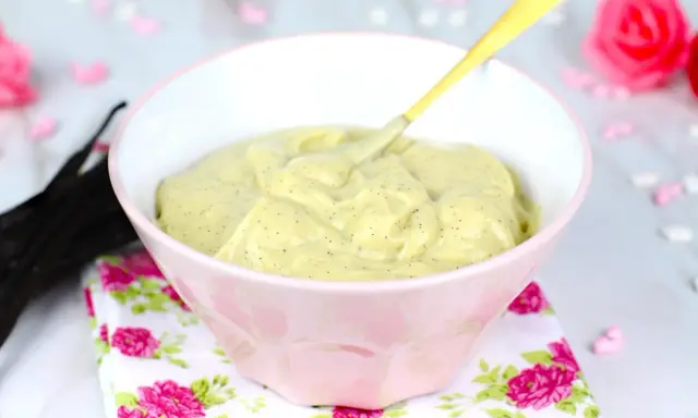 Crema pastelera casera, cremosa y con puntitos de vainilla, lista para disfrutar.