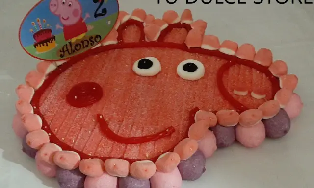 Tarta de chuches de Peppa Pig para el 2º cumpleaños de Alonso. ¡Una idea dulce para aprender como hacer una tarta de chuches de Peppa Pig!