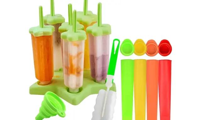 Un set de moldes para helado, con paletas de colores vibrantes, que evocan la nostalgia del flash helado años 80. Incluye embudo y cepillo.