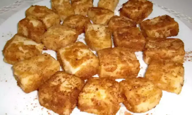 Deliciosa leche frita Thermomix, dorada y crujiente, espolvoreada con canela.