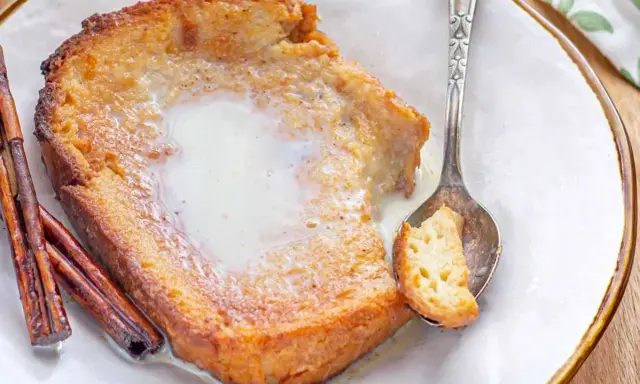 Torrijas con leche condensada, doradas y cremosas, con canela. Una cucharada lista para disfrutar.